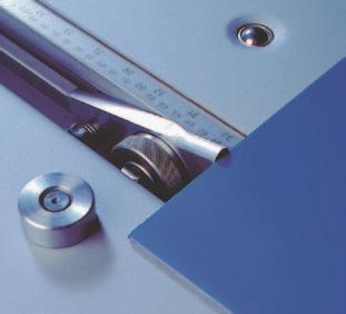 The hold-down cylinders with a polyurethane coating insure a slip free cutting.