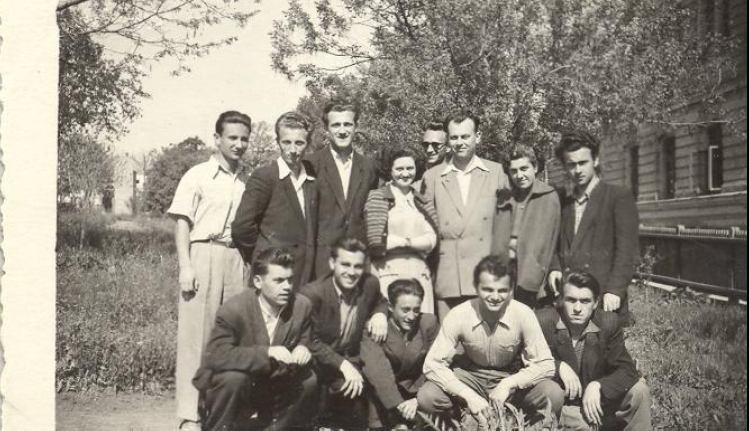 Profesorul Hugo Rosman, într-o pauză a cursului între studenţii anului 3, la 21.05.1955: Iftode Mihai, Şchiopu Gh.