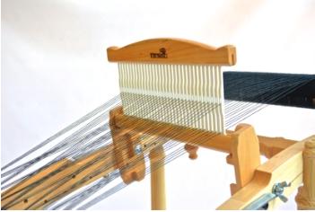 This means that the bottom of the heddle is resting on the upper notch of the heddle block. Now can you see the shed?