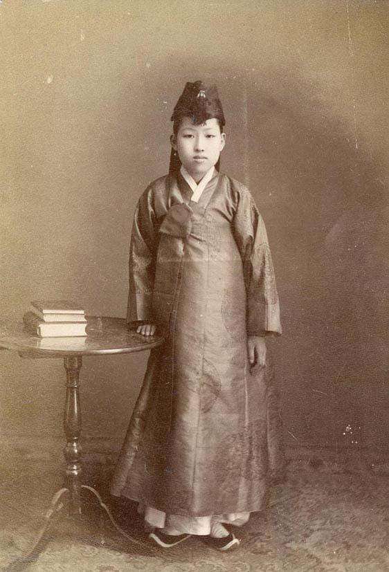 169 SHANGHAI. Girl from Shanghai. 1900.