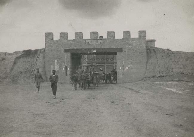 10,5 cm. 18,00 189 TIENTSIN. Gate. 1904.