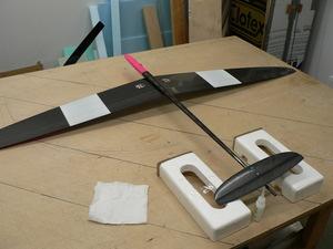 Place the assembled fuselage and wing on a table, to establish the horizontal position of the wing.