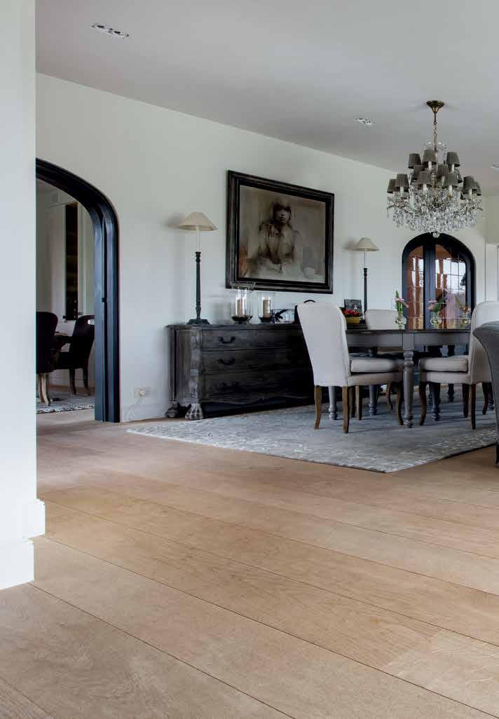Gives the wood a high gloss. Apply in thin coats. Parquet varnish for parquet and heavy used wooden floors.