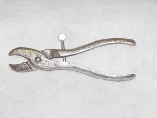 HOG RING PLIER Specialized pliers designed to crush pig rings for easy installation.