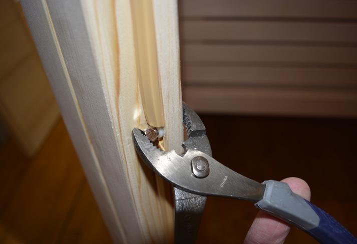 Be sure of the fit of the door before tightening the screws.