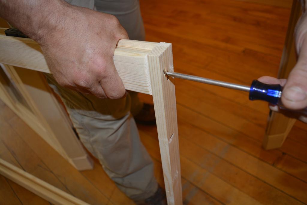 NOTE: The clips allow the wall sections to connect securely and firmly without the use of