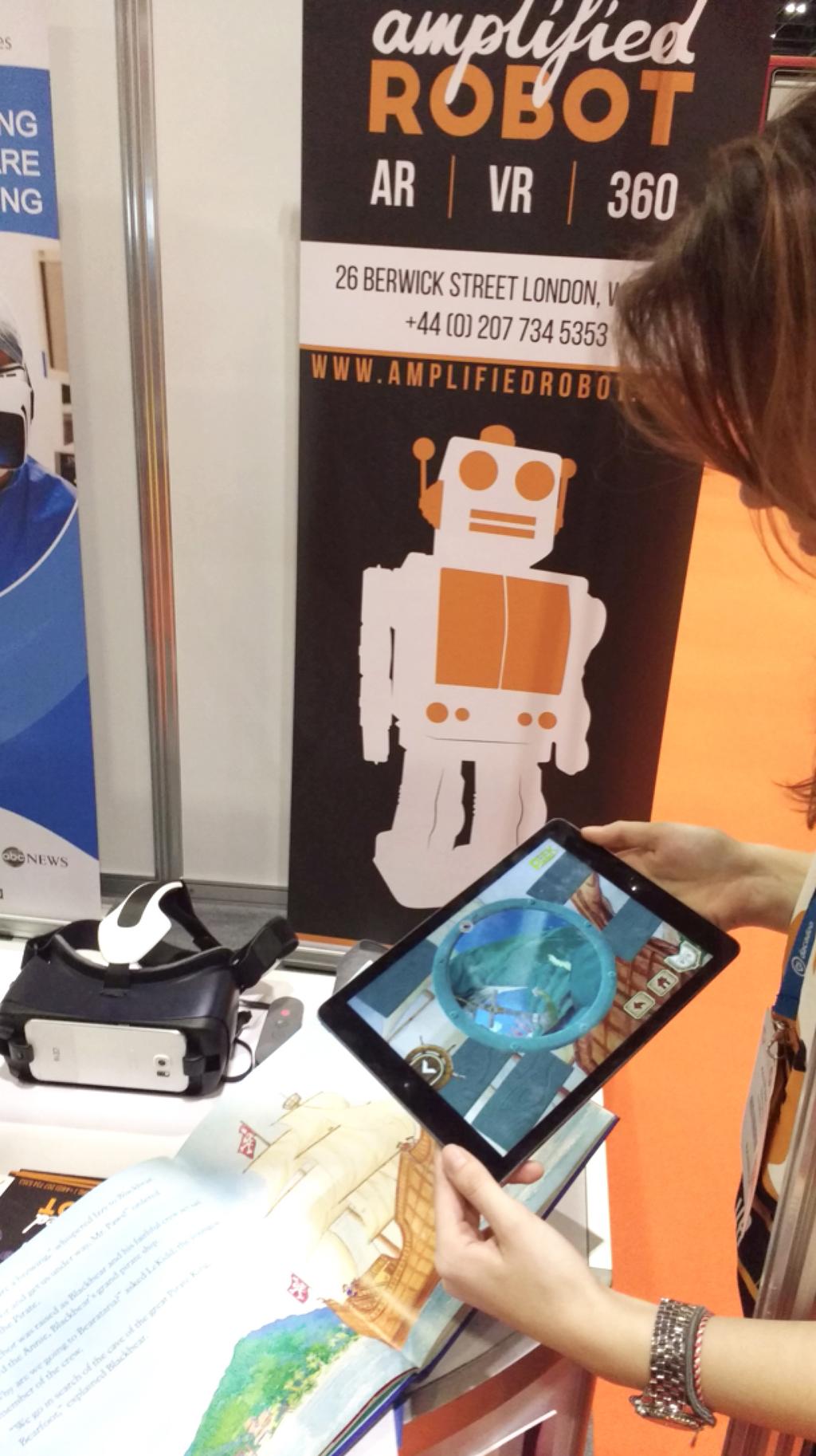 To find out more about AR and VR, we spoke with executives from Amplified Robot at the company s booth on the show floor, where the company was showcasing a VR set used for medical training.