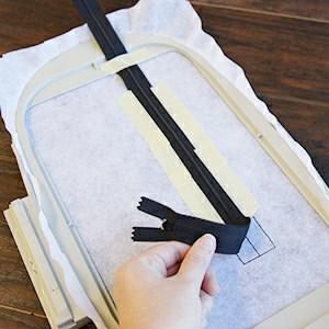 The zipper dieline sews a box with a center line through the middle.
