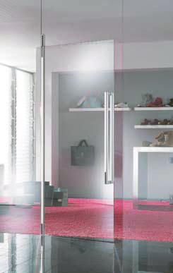 In the swing-door system the pivot point is located directly at the glass edge, thus preventing the risk of trapped fin gers often found at the sec ondary closing edges of glass swing.