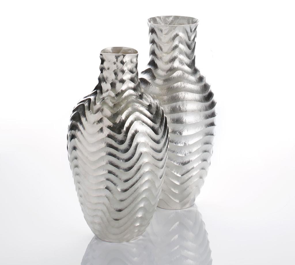HIROSHI SUZUKI Left: Seni Vase, 2018 Hammer-raised and chased Fine silver 999 Made by the artist in Japan Height 29cm (11 3 / 8 ) Width 16cm (6 1 / 4 ) Depth 14cm