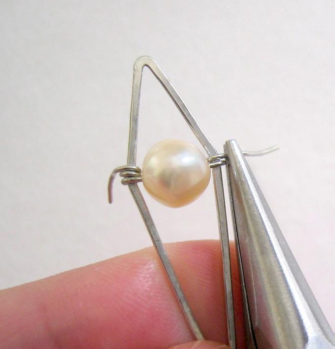 If your pearl isn t closely framed by the link, slide the wire wraps just off the angle, and use chainnose pliers to