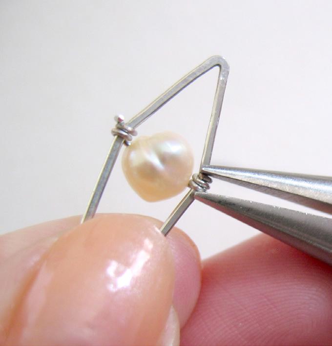 wire through the space between the link and the pearl [0].