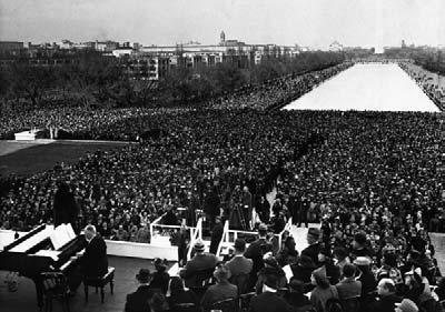 Singing in Washington In 1939, the famous singer Marian Anderson was supposed to sing at Co