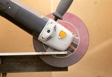 The smaller gearbox head means that the cutting depth of the 180 disc on the VARILEX is almost identical to that of a 230 disc on a large two-handed angle grinder.