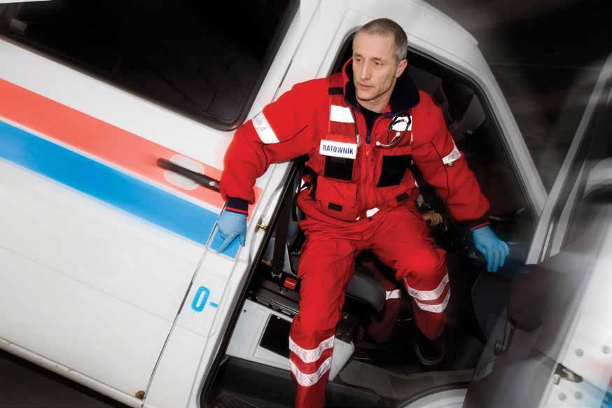 EMERGENCY MEDICAL SERVICES RESPOND TO A ROAD TRAFFIC ACCIDENT IN A REMOTE AREA Benefit from extended operational range With the paramedic s MTP Series radio set to Direct Mode Operation (DMO),