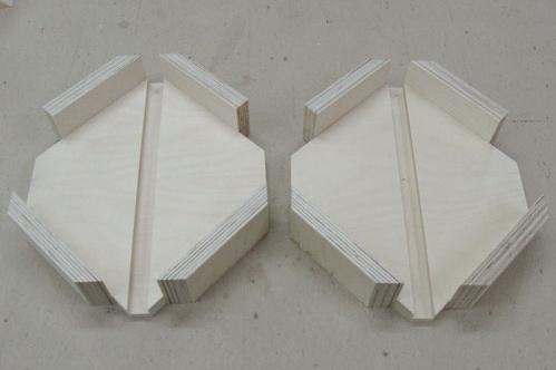 On the bottom jaws, one of each of the 45 jaw ends is in line with the edge of the base side, while the other is 3/4 away from the corner of the dado.