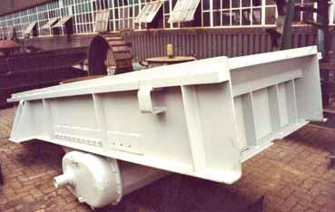 Skirt boards should be fitted to give an approximate clearance of 30 mm minimum between the deck and the side plates when operating with 4 pole motors and 60 mm for feeders with 6 pole motors.