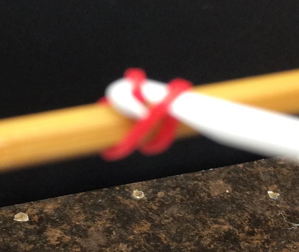Mount a small rubber band on the rod using a crochet hook.