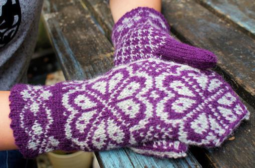 ANNIKEN ALLIS WORKSHOPS NORWEGIAN SELBU MITTENS Traditional Norwegian 'Selbu' mittens are popular with knitters around the world for their warmth and eye-catching patterns.