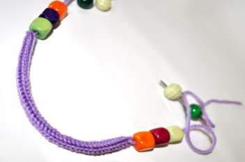 Necklace 15: 15 Insert wooden beads on the left and right. Here's the French knitting beaded necklace!