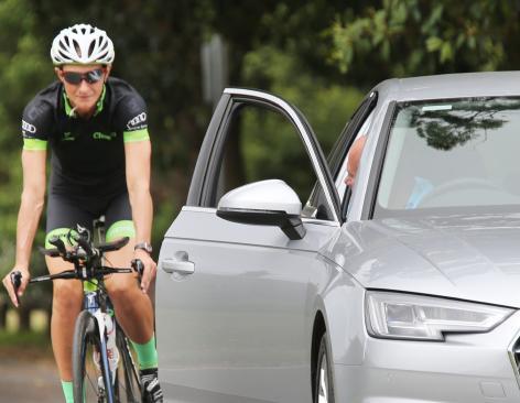 Radar technology detects approaching cyclists and motorists and warns car drivers before opening doors