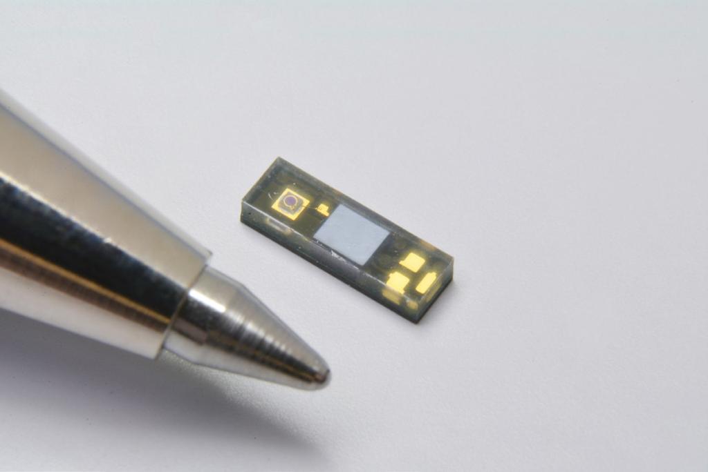 Near infrared sensor that integrates an InGas photodiode and front-end IC The is a compact optical device that integrates an InGas photodiode and front-end IC.