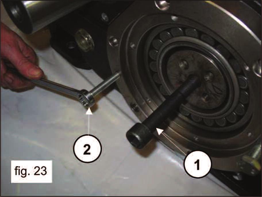 Apply an M16 threaded pin to one end of the crankshaft (pos. 1, fig.