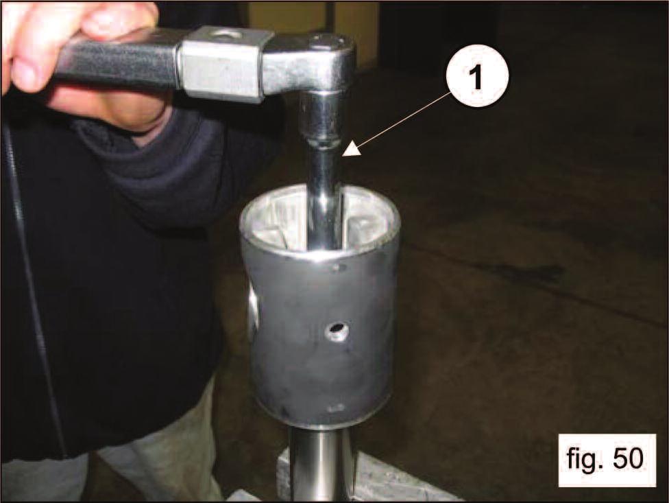 After verifying that the casing is perfectly clean, insert the big end half/piston head assembly into the cylinder tube in the casing (pos. 1, fig. 41).