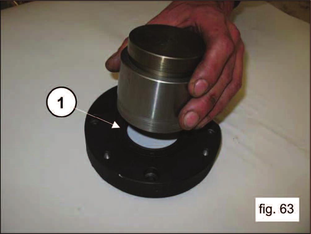 Pre-assemble the left and right PTO covers: Insert the radial seal ring into the PTO bearing cover using the correct tool (F27539500) (pos. 1, fig. 63).