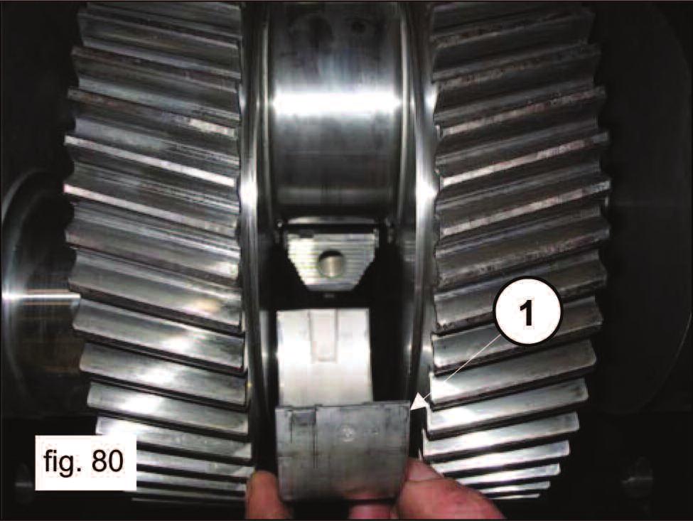 Insert the upper half-bearings between the connecting rods and the crankshaft (pos. 1, fig.