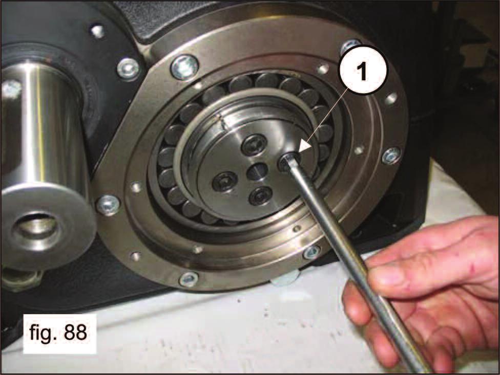 Screw the two bushing locking flanges onto the crankshaft using 4 M12X25 screws