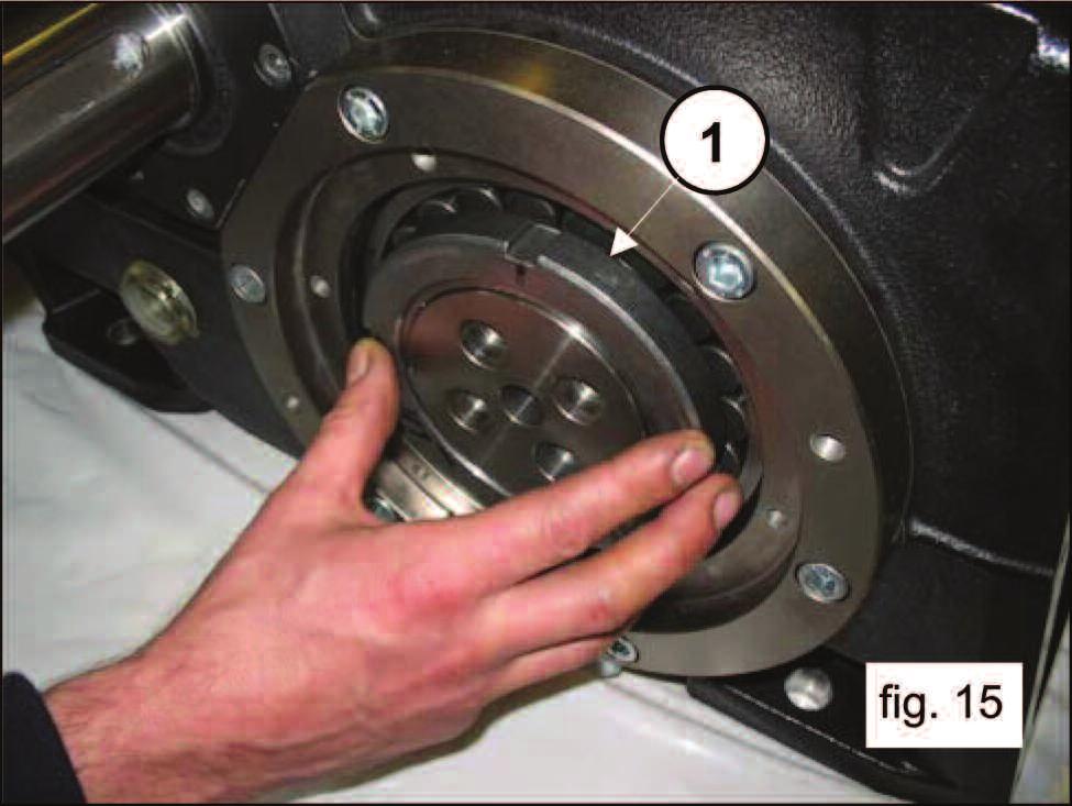 The bushing locking flanges must be left in position (pos.