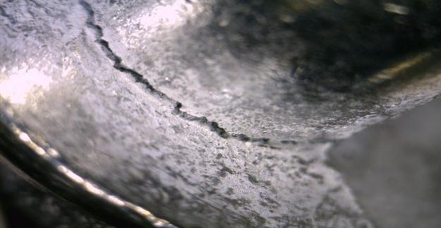 4. Avoid large excess of manganese in order to avoid slag. 4. Crack Crack is formed at low temperatures in the spot where the alloy is subjected to elastic deformation.