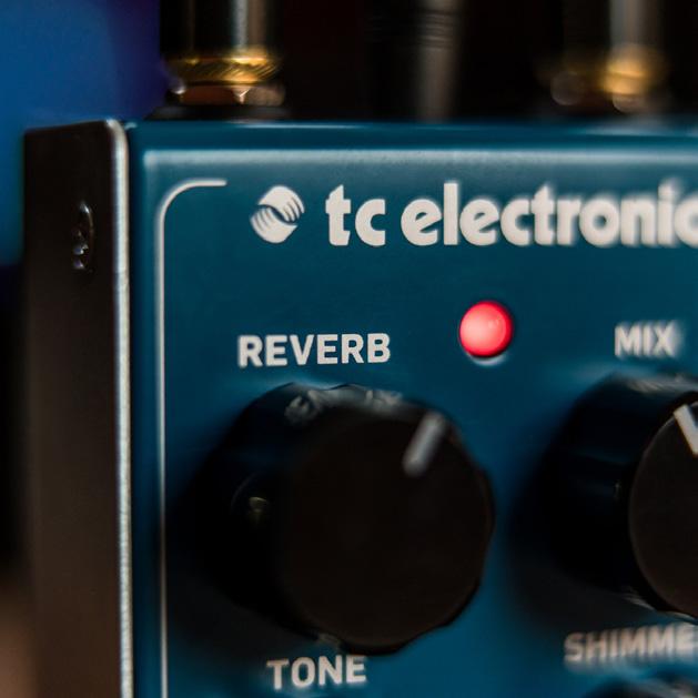 The Mix knob lets you adjust the balance between the reverb tail and your guitar sound, while the Tone knob sets the amount of sparkle that s added to the reverb.