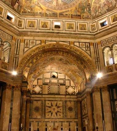 the Baptistery and the sculptures of Arnolfo and many other important artists who adorned the original façade before that it was destroyed to build the current