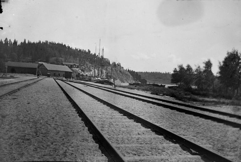 4 After publishing photographs by the Finnish artist Hugo Simberg online, the Finnish National Gallery was contacted by a transport history enthusiast, who said that the railway in this photograph