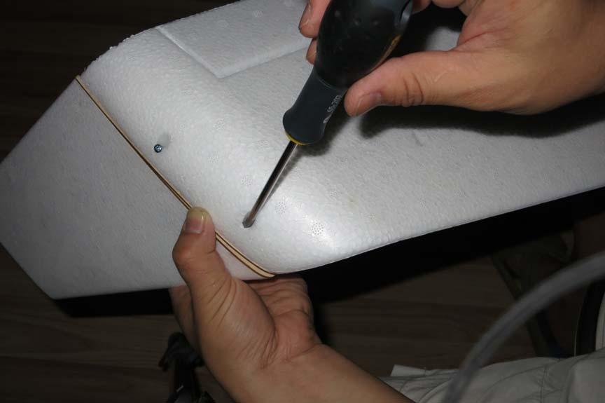 Fix the winglets with two 3 x8 screws, with the purpose of a long- term usage of the layer plate, it