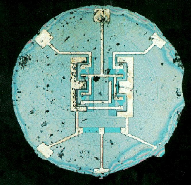 First monolithic integrated circuit 1961 Picture shows a flipflop circuit containing 6 devices, produced in planar