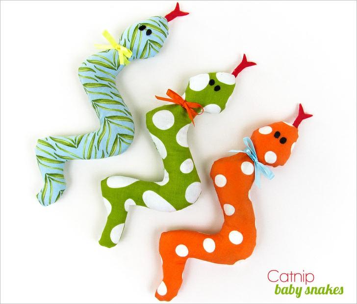 These little baby snakes are super quick and easy. We offer a downloadable pattern so you can make lots.
