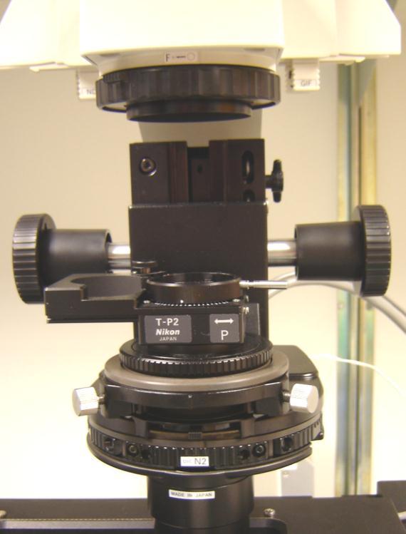 Field aperture diaphragm Condenser focusing knobs DIC polarizer