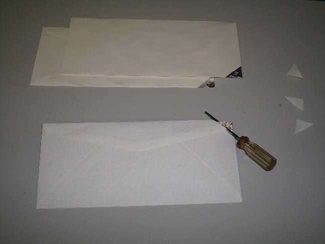 The exposed corner should be on opposite long end of the exposed corner of the two outside envelopes.