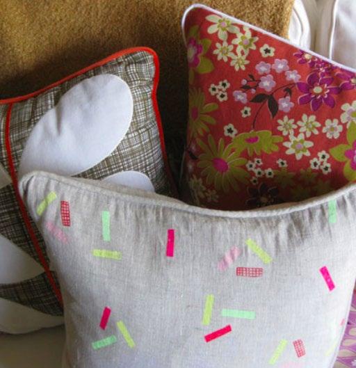 HOW TO SEW Piping Into a Pillow By Christine Haynes Now that you know how to sew your own piping, let s cover how to sew it into your pillow.