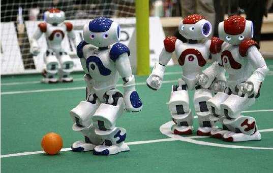 We start by presenting some features of the RoboCup Standard Platform League 1 and of the Micro Rato 2 competition.