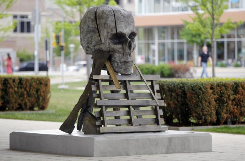 The UW-Madison campus has a new landmark for graduation photos: Jim Dine s sculpture Ancient Fishing, a 1,500-pound, 6-foot-high work of bronze now outside the entrance to the Chazen Museum of Art.