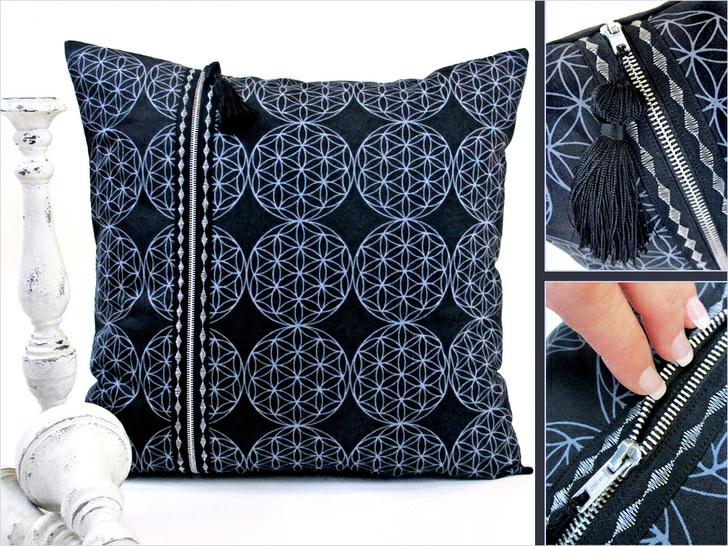 Published on Sew4Home Double Zipper Pillow with Decorative Stitching Editor: Liz Johnson Wednesday, 07 February 2018 1:00 Zippers are one of the trusty workhorses of the sewing world.