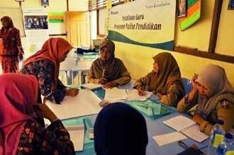 HOW WE WORK: THE MISSION Tanoto Foundation works directly with communities, addressing various issues of poverty at the field