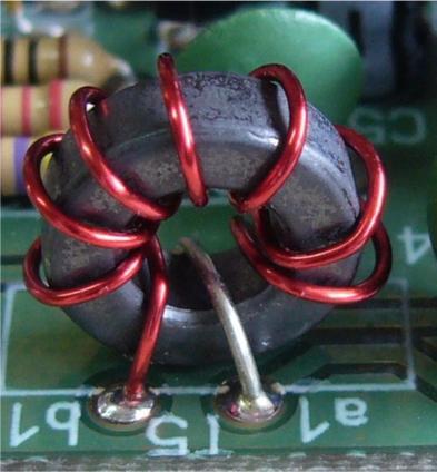 - Cut 5 cm (6 ) of.5 mm enameled wire and wind 8 turns on the black FT37-43 toroidal core.