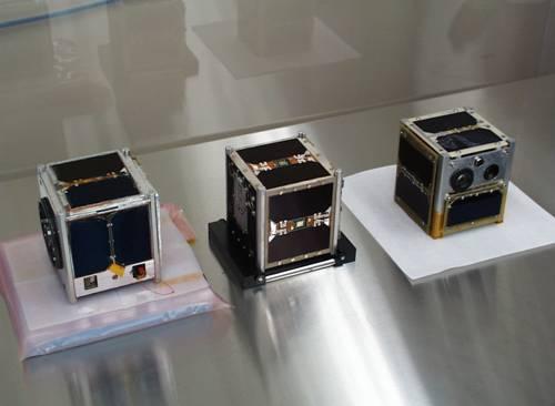 Cubesats Cubesats are picosatellites housed in 10cm cubes common to all designs, though 10cm x 20cm (double) and 10cm x 30cm (triple) are possible They share a common launcher called a P-POD that can