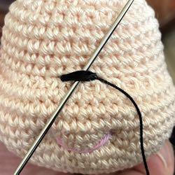 If the nose isn t big enough, you can add one more layer of these windings. When the nose is finished, the (closed) eyes are embroidered directly.