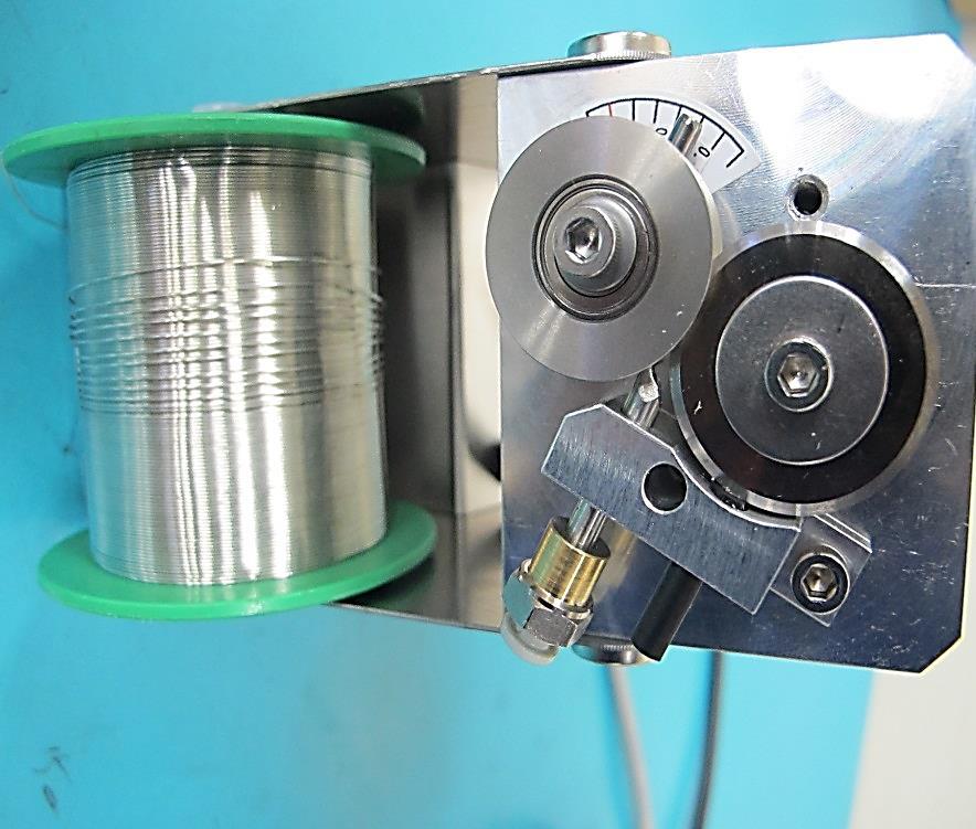 4) Insert the reel shaft into the solder wire reel and set it to the reel holder at the bottom.